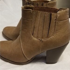 Bongo pull on heel ankle boots booties flex size 8 tan brown faux leather